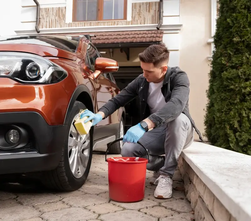 Lavage auto à domicile Saint-Martin-de-Nigelles : professionnel intervenant sur un véhicule
